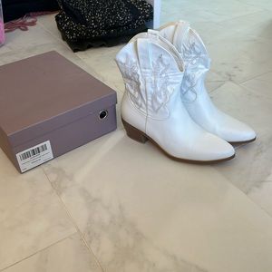 White cowgirl boots
